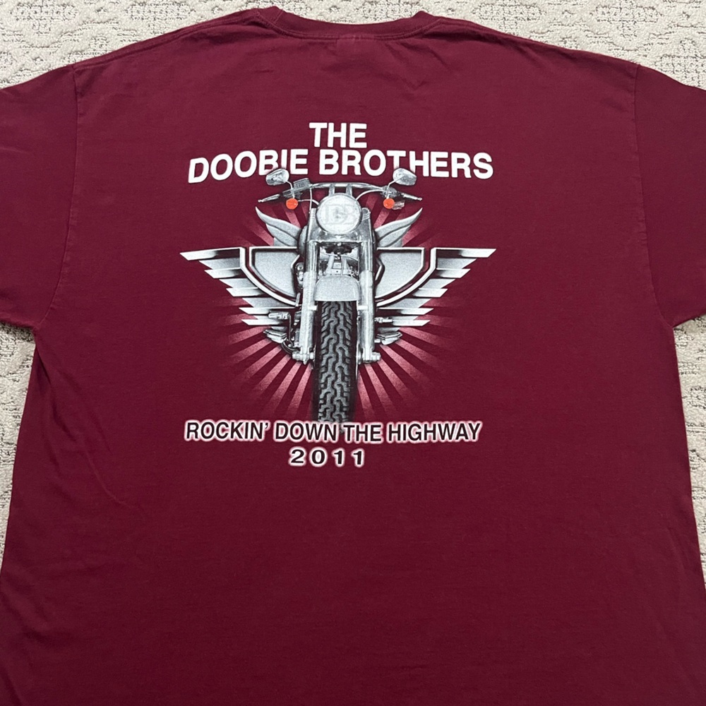 🎸 '11 The Doobie Brothers Band Rockin' Down The Highway Tour 2 Side Chest Logo T
